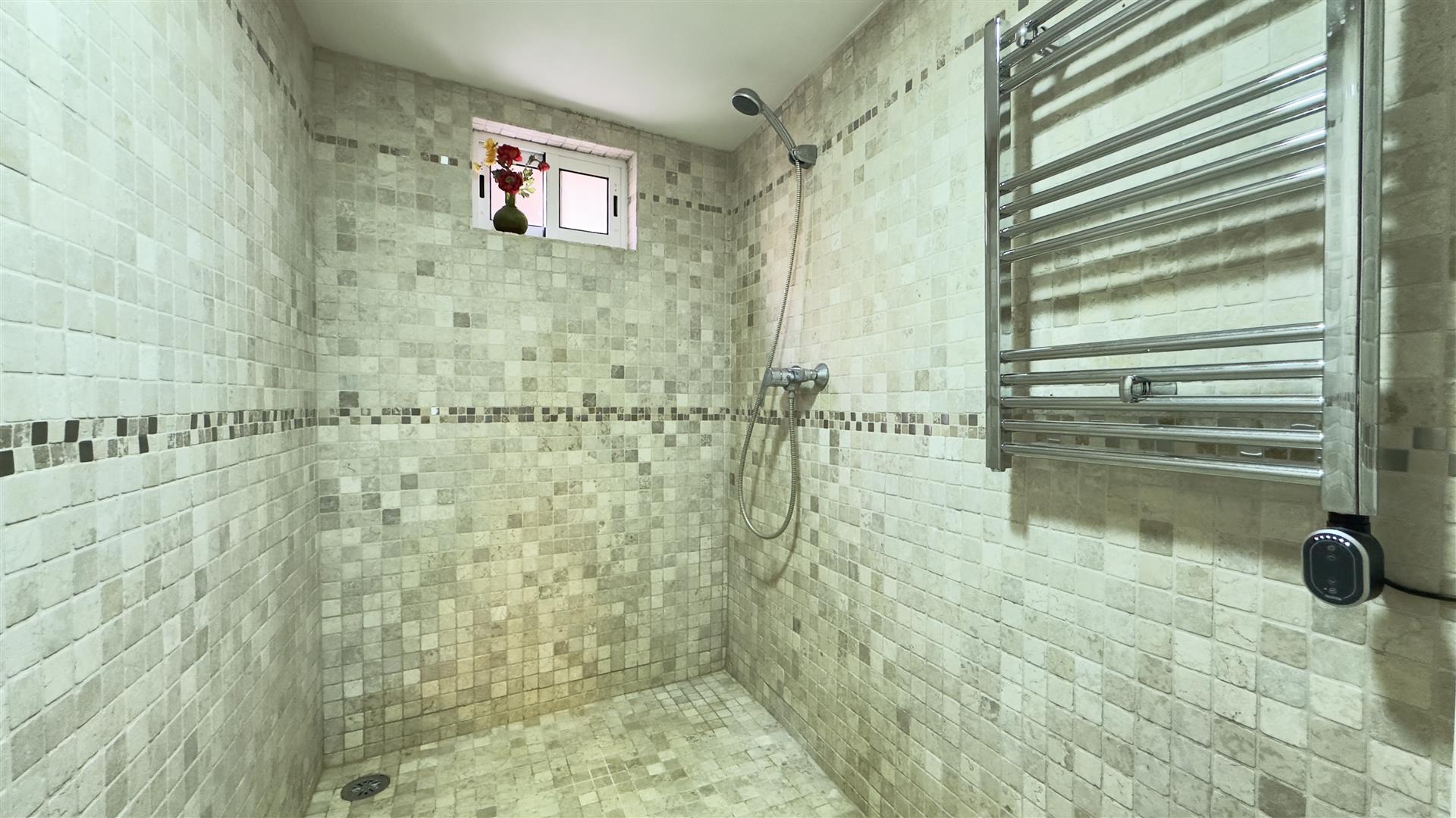 Image of House - 5 Bedrooms - 4 Bathrooms for Sale in Other South District-Gibraltar, Image 30